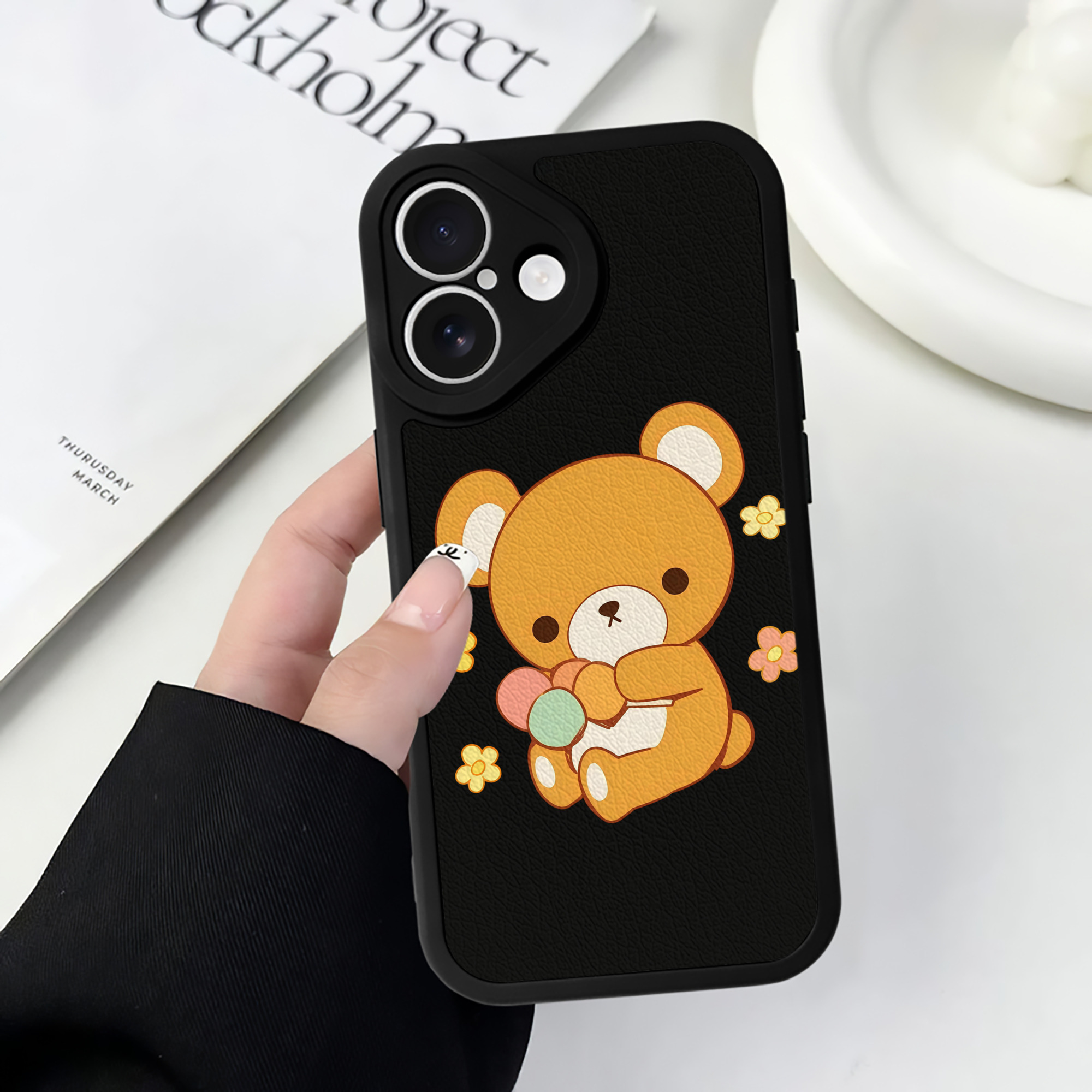 （画像用） リラックマ リラックマ キイロイトリ Rilakkuma Korilakkuma Kiiroitori 【iPhone 16シリーズ対応】シリコンスマホケース（レザー調） 材質：シリコン